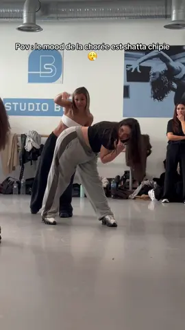 Supplément 4 tours de tête en 5 secondes 😮‍💨 Dc : ma prof préf @Fériel GHARBI #streetjazz #danse #danseparis #dancer 