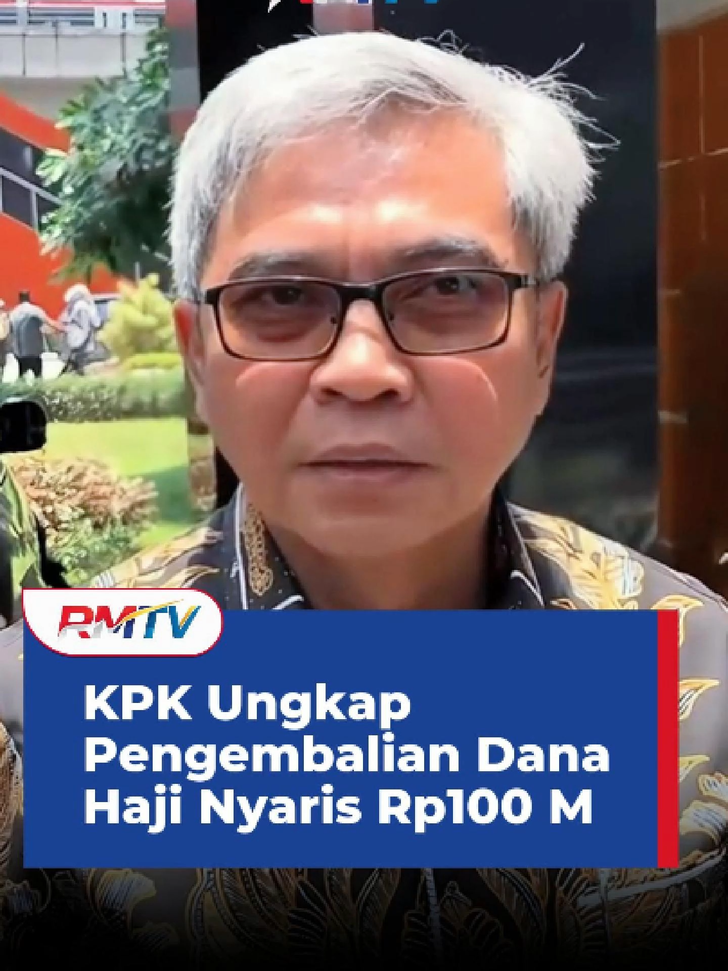 Ketua Komisi Pemberantasan Korupsi (KPK) Setyo Budiyanto mengungkapkan bahwa lembaganya telah menerima pengembalian uang dari sejumlah pihak travel yang terlibat dalam kasus dugaan korupsi kuota haji tahun 2024. Nilainya, kata Setyo, kini sudah mendekati Rp100 miliar. “Secara keseluruhan kalau ratusan miliar mungkin belum, tapi kalau puluhan miliar sudah. Mendekati seratus ada,” ujar Setyo kepada wartawan di Kantor Kemenkumham, Jakarta Selatan, Senin (6/10/2025). Setyo menjelaskan, KPK masih terus menelusuri dan mengejar berbagai aset yang diduga berkaitan dengan perkara korupsi kuota haji tersebut. Ia menegaskan bahwa proses penyidikan masih berjalan secara intensif. “Selama ada informasi tentang aset yang diduga terkait perkara ini — baik aset bergerak maupun tidak bergerak — akan kami telusuri semaksimal mungkin,” tegasnya. Kasus dugaan korupsi kuota haji 2024 ini telah naik ke tahap penyidikan, namun belum ada tersangka yang diumumkan. Kasus ini bermula dari tambahan kuota haji sebanyak 20 ribu jamaah untuk Indonesia pada tahun 2024.  Tambahan tersebut kemudian dibagi menjadi 10 ribu untuk haji reguler dan 10 ribu untuk haji khusus. Padahal, Undang-Undang Penyelenggaraan Ibadah Haji dan Umrah mengatur bahwa kuota haji khusus hanya sebesar 8 persen dari total kuota nasional. KPK menduga terjadi kongkalikong dalam pembagian tambahan kuota tersebut antara pihak Kementerian Agama dan sejumlah travel penyelenggara haji khusus. KPK memperkirakan kerugian negara akibat praktik tersebut mencapai sekitar Rp1 triliun. Sejumlah barang bukti telah disita, termasuk uang tunai, kendaraan, dan rumah yang diduga terkait dengan kasus tersebut. Uang yang kini telah dikembalikan ke KPK sebagian besar berasal dari pihak travel haji. Berdasarkan hasil penyelidikan, dana itu diduga merupakan biaya percepatan yang diminta oleh oknum di Kementerian Agama, namun kemudian dikembalikan karena adanya tekanan dan pengawasan dari Panitia Khusus (Pansus) Haji DPR RI pada tahun 2024. #danahaji #korupsidanahaji #korupsidanahajinyaris100m #responkpkkorupsidanahaji #updateterbarukorupsidanahaji #kpk #komisipemberantaskorupsi #korupsi #ketuakpkri