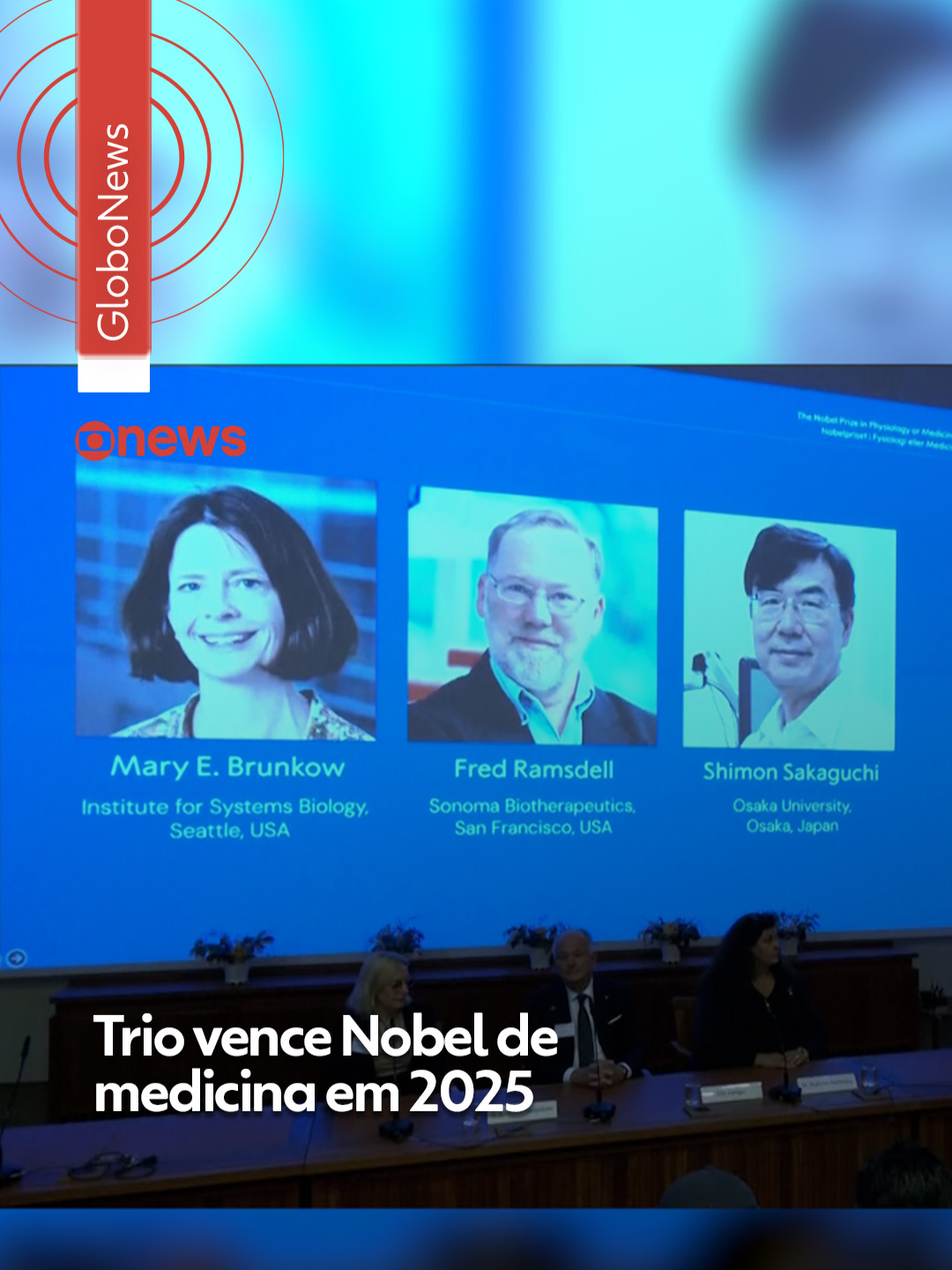 Nobel de Medicina - Mary E. Brunkow, Fred Ramsdell e Shimon Sakaguchi são os ganhadores do Prêmio Nobel 2025 em Medicina, anunciou a Assembleia do Nobel no Instituto Karolinska, da Suécia, nesta segunda-feira. Os três cientistas dividem igualmente o prêmio, que totaliza 11 milhões de coroas suecas (cerca de R$ 6,2 milhões), pelas descobertas sobre a tolerância imune periférica, um mecanismo essencial que impede o sistema imunológico de atacar os próprios tecidos do corpo. A pesquisa dos laureados revelou como o sistema imunológico é mantido sob controle — e por que ele não destrói o próprio organismo. As descobertas identificaram as chamadas células T reguladoras, que funcionam como “guardiãs” do sistema imune, impedindo que linfócitos ataquem órgãos e tecidos saudáveis. “Essas descobertas foram decisivas para compreendermos como o sistema imunológico funciona e por que nem todos desenvolvemos doenças autoimunes graves”, afirma Olle Kämpe, presidente do Comitê Nobel de Medicina. O trabalho de Shimon Sakaguchi, publicado em 1995, mostrou que a tolerância imunológica não ocorre apenas pela eliminação de células potencialmente perigosas no timo (processo conhecido como tolerância central), como se acreditava até então. Ele identificou um novo tipo de célula imune — as T reguladoras — capazes de proteger o corpo de doenças autoimunes. Anos depois, em 2001, Mary Brunkow e Fred Ramsdell descobriram que uma mutação no gene FOXP3 estava por trás de uma síndrome autoimune grave, o IPEX, e mostraram que o gene é essencial para o desenvolvimento dessas mesmas células T reguladoras. Dois anos depois, Sakaguchi conseguiu demonstrar que o FOXP3 controla justamente as células que havia descrito. Essas descobertas abriram um novo campo de pesquisa — o da tolerância periférica — e impulsionaram o desenvolvimento de tratamentos para câncer, doenças autoimunes e até transplantes, alguns já em fase de testes clínicos. Leia mais no #g1 #g1saúde #ciência #nobeldemedicina #tiktoknotícias
