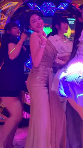 U40 tập nhẩy cho đám cưới nho e 😆