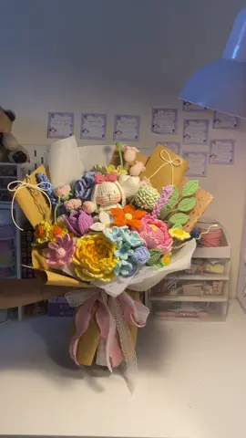 Bó hoa thỏ tulip mix hoa cầu vồng nè ✨ #móclen #hoalen #hoalenhandmade #crochet #viral 