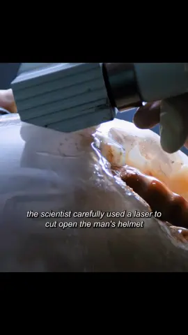 An alien creature held the man’s head tightly.#tiktok #movie #foryou #tiktokgemscontest #fyp 