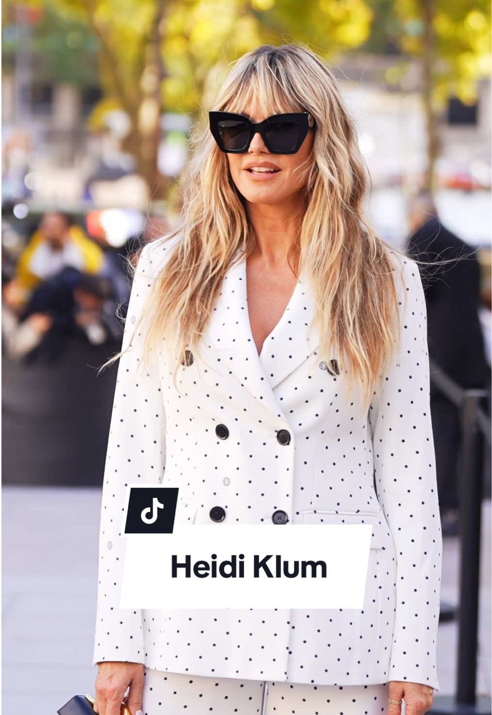 @heidi klum at the @ELIE SAAB Spring/Summer 2026 Show during #parisfashionweek. #voguegermany #heidiklum #heidiklumedit #pfw  (Video: Getty Images)