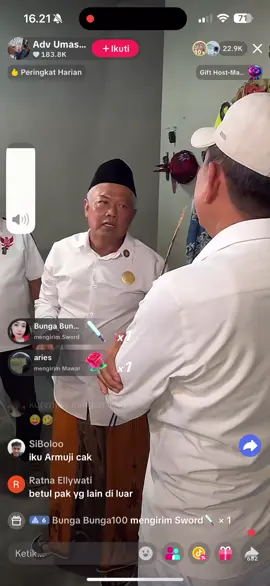 KDM menepati janji berkunjung kerumah yaimim diluar jam kerja. Semoga segera selesai masalah yaimim dengan adil. Kayaknya sebelahnya itu walikota surabaya ya? Soalnya sy ga hapal wajahnya.atau wali kota malang? Pak lurah gk ada ya? Kirain abis dari yaimim ke suhara.atau jangan2 tadi sudah ke suhara dulu baru ke yaimim?soalnya sy gabung di live abang adv ini tau2 uda di rmh yaimim aja kdm nya.td si liat di VT bu @MIM & ROSE yaimim minta maaf dan memaafkan to proses hukum tetap berlanjut  #kdm #yaimim #sahara #dosenviral #fyp 