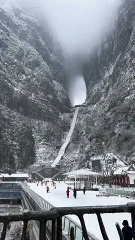 📍 Zhangjiajie · Tianmen Mountain, China 🇨🇳 They call it the Gateway to Heaven. 999 steps — each one feels like a challenge in life. But when you finally reach the top, and clouds swirl beneath your feet, you’ll realize — every hardship was worth it. Would you dare to climb it with your soulmate? #Zhangjiajie #TianmenMountain #ChinaTravel #GatewayToHeaven #999steps      