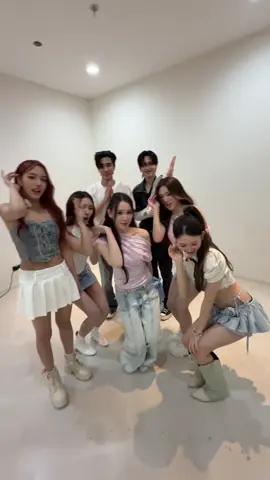 ร่ายคาถาแบบเท่ๆ with p’ @PERTHPPE @Santa 🐱😎 #FELIZZ_Abracadabraจงรักจงหลง #FELIZZ #RISERMUSIC