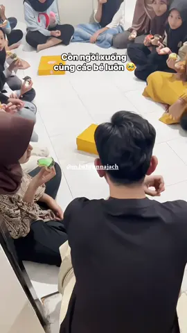 Trẻ em luôn là mối quan tâm ưu tiên hàng đầu của Ngài. Rất hay đi thăm các trường học rồi tự đi kiểm tra xem các bé ăn cái gì? Đồ ăn như thế nào? Có đúng chất lượng không? Lo thì lo chứ ăn mà bỏ thừa là hỏi liền đó nha 🤣 Quan tâm thì quan tâm chứ cũng rất là nghiêm.  Đi thăm các bé học nội trú vì lịch trình nên chỉ đến được ban đêm cho nên Ngài tự mua quà là bánh đến cho các bé. Tự mượn điện thoại gọi về cho phụ huynh để các bé gặp cha mẹ và trò chuyện với cha mẹ. Ngồi bên cạnh cầm điện thoại cho các bé, bảo các bé hỏi thăm cha mẹ của mình.  Có những việc nhỏ nhặt như thế, người khác nghĩ nó không cần hay đáng để làm nhưng Ngài thì khác. Nhất là lúc các bé ngồi xuống nền nhà ăn, Ngài cũng chẳng ngần ngại mà ngồi cùng. Thấy các bé có bánh trước mặt mà chưa dám ăn Ngài liền hỏi ngay 