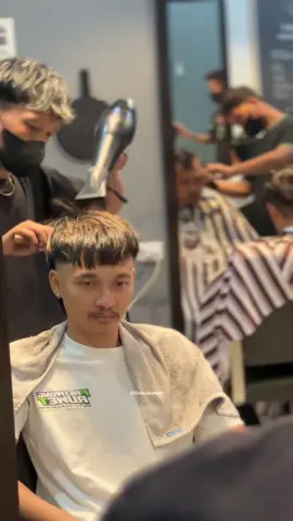lagi lagi “ kalo ga mullet ga kepelet sm abang ini 😝” #mullet #mullethaircut #barbershop #barber 