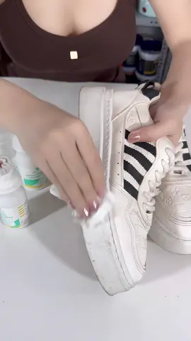 Giày bồ mà bẩn thì mua ngay lọ xịt vệ sinh này cho bồ nha #xitvesinhgiay #taytranggiay #xittaytrang 