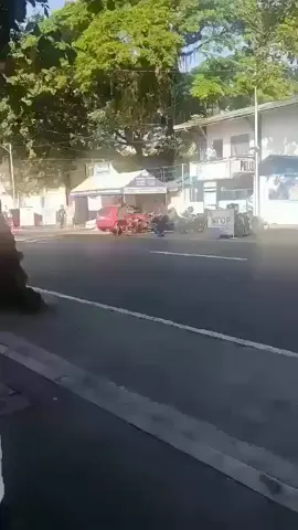 “VIRAL: Dalawang pulis, napaatras at tumakbo sa binatilyong may patalim sa tapat ng istasyon!” pagtuloy naman ang imbestigasyon sa pangyayari.