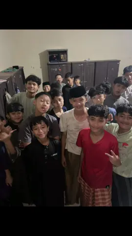 Always Sarung & Kopeah #santriputraindonesia #alihsanvibes #pondokpesantren #pesonasantri #santriputrakece 