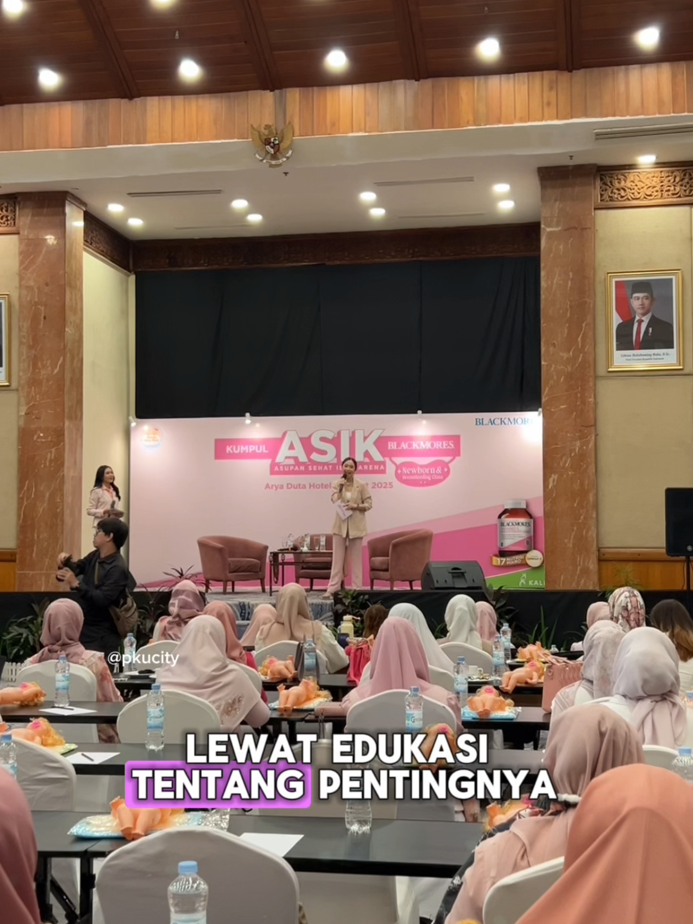 ✨👶 KUMPUL ASIK BERSAMA BLACKMORES 👶✨ Belajar newborn care ternyata bisa seseru ini ya, Moms! 💛🤱 Acara Kumpul ASIK Blackmores di Hotel Aryaduta Pekanbaru penuh semangat & edukasi seru bareng para expert dan lebih dari 100 moms! 🍼🌸 Dari tips sukses menyusui, pentingnya nutrisi mikro & omega 3, sampai praktik newborn care bareng bidan profesional — semua dibahas lengkap! 💪👶 Karena ibu cerdas itu #PeduliASIBerkualitas 💕 💖👶🏻 Kumpul ASIK Blackmores, awal yang baik untuk buah hati 👶🏻💖   