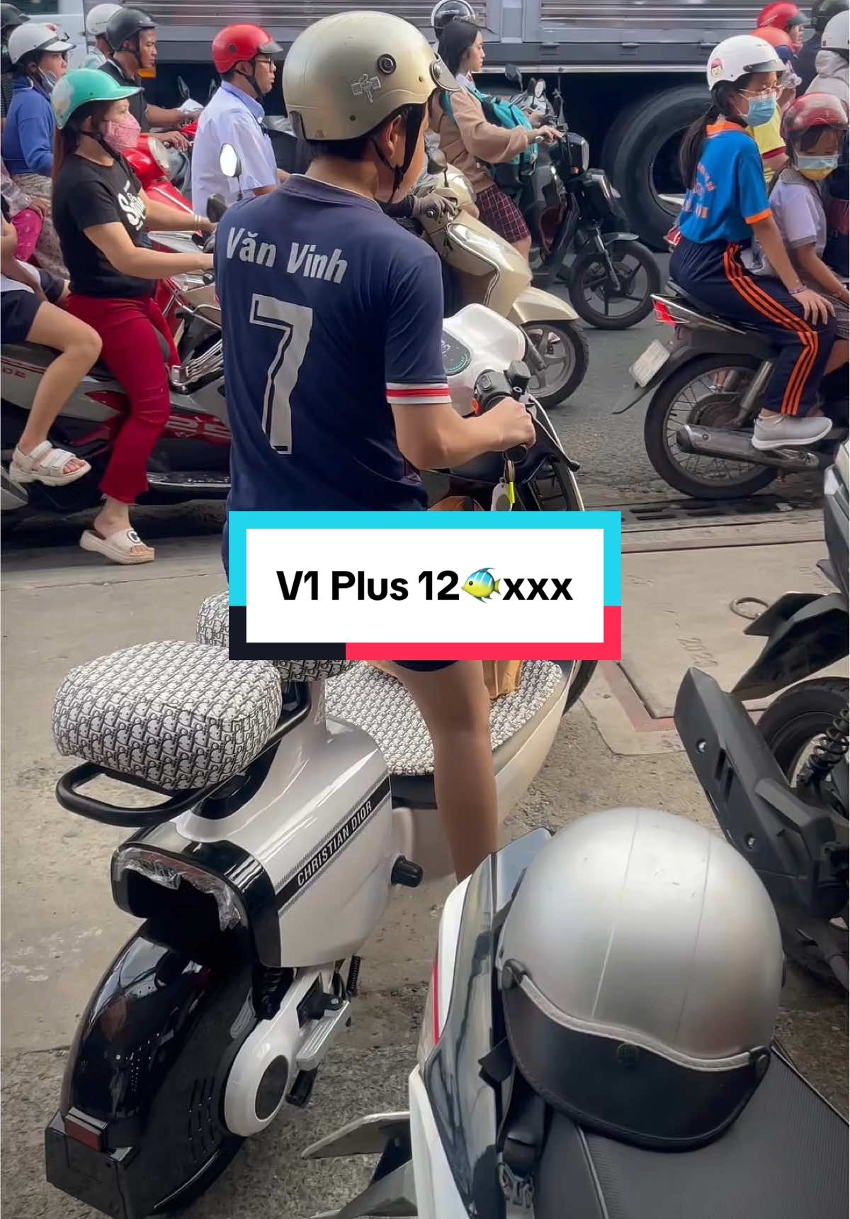 Em trai được mẹ dẫn đi mua xe, V1 Plus 5 bình tặng kèm bọc yên, tem, thảm 12🐠xxx - Hỗ Trợ Trả Góp, Ship Toàn Quốc #binhtan #xedienhottrend #CapCut #xh #xedienv1 