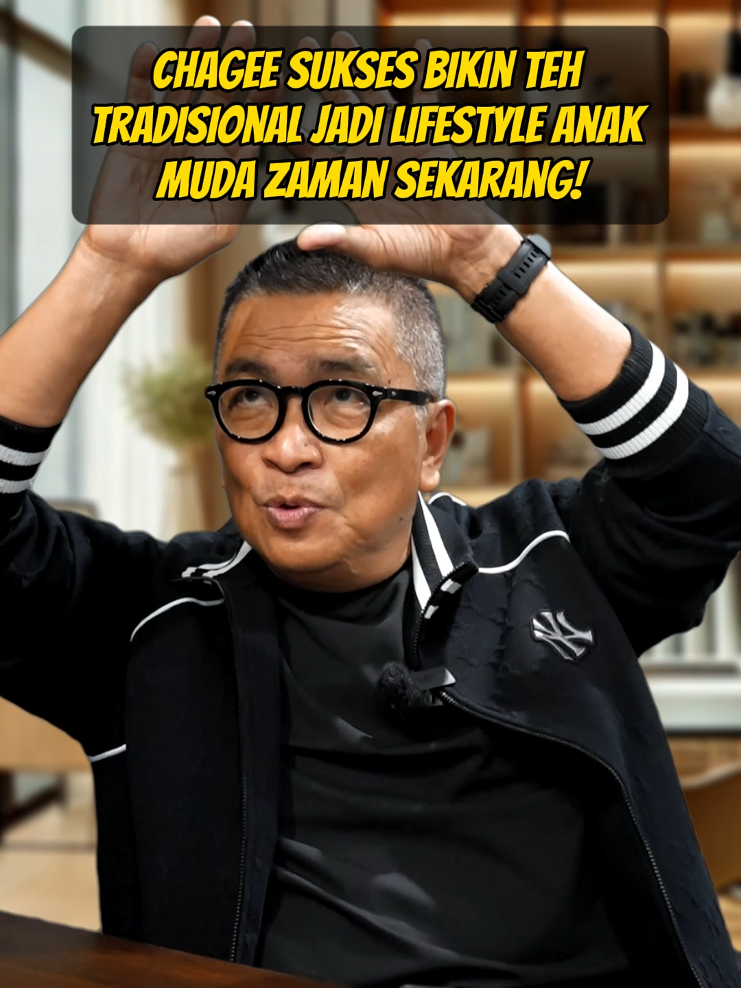 🍵 Dulu teh identik dengan tradisi. Sekarang, jadi simbol gaya hidup anak muda! Chagee berhasil mengubah cara pandang orang terhadap teh — dari minuman klasik jadi lifestyle statement. Dengan konsep modern, kemasan estetik, dan pengalaman yang “Instagramable”, Chagee bikin minum teh terasa keren lagi. 💡 Pelajarannya:  Kalau kamu bisa kemas hal tradisional dengan cara modern, pasar baru bakal datang sendiri. #serunyabelajar #motivasibisnis #helmyyahya #businesstip #motivasihidup #tipsbisnis #viral #motivasisukses #sukses #bisnistrip #mindset #china #bisnis #idebisnis