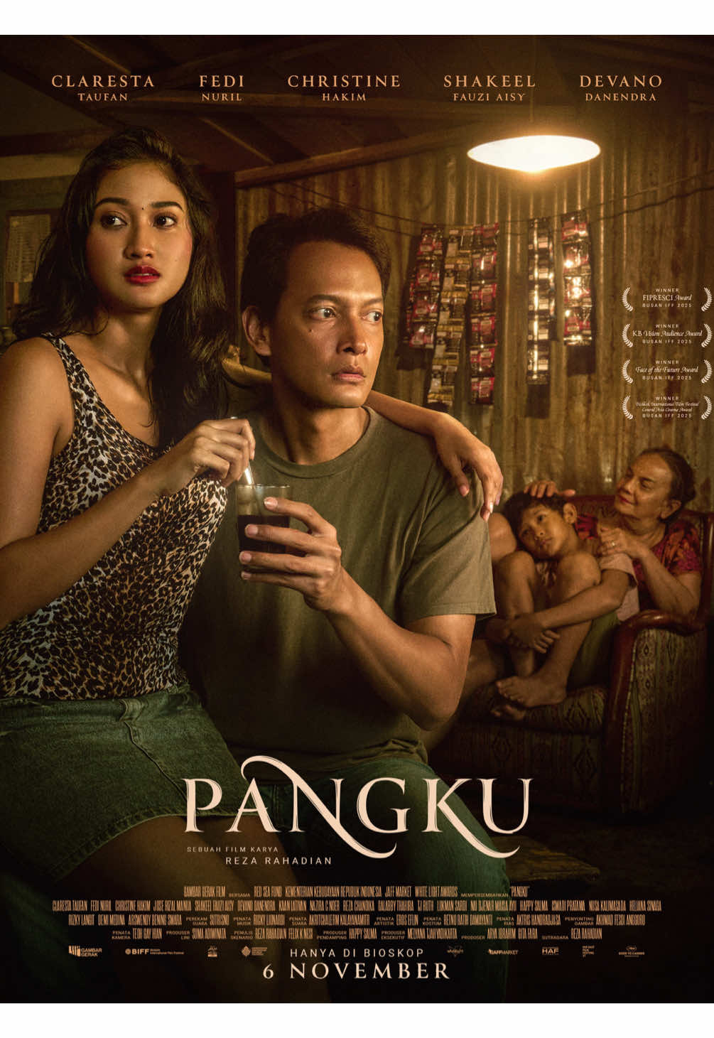 Sartika (@clarestaufan) berusaha keluar dari titik terendah hidupnya untuk masa depan yang lebih baik. Pekerjaan sebagai gadis kopi pangku menjadi satu-satunya jalan menghidupi diri dan anaknya. Dalam perjalanannya untuk bertahan, ia bertemu banyak manusia yang membuatnya kembali mempertanyakan pilihan hidupnya. Akankah Sartika menemukan kebahagiaannya sendiri? Tayang 6 NOVEMBER 2025 di Cinema XXI! #FilmPangku #LebihASIK #NontonASIKdiXXI 