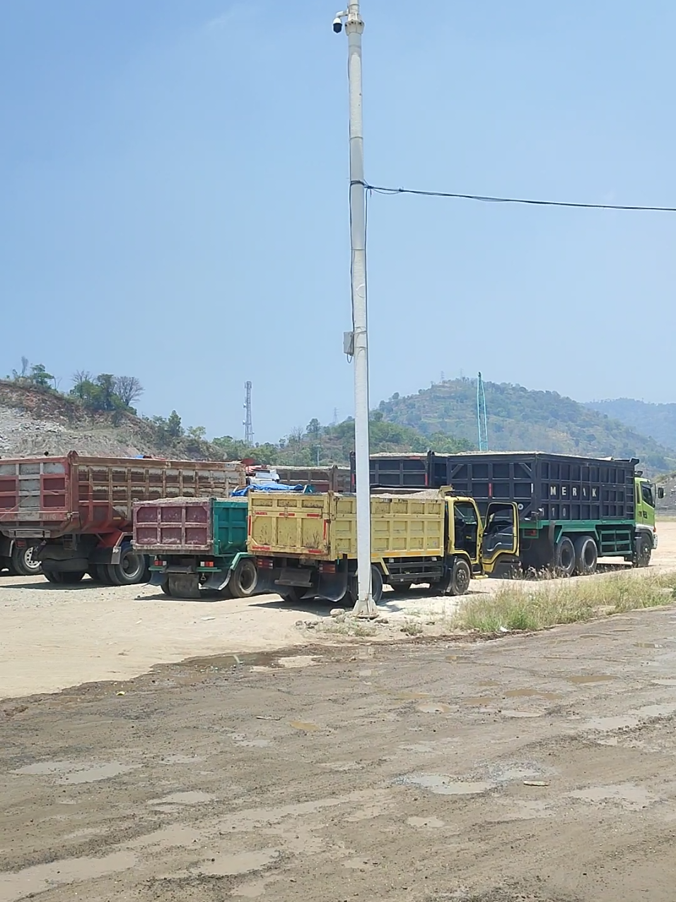 untuk batu split produksi baru dari quarry lagi buat tongkang, kemungkinan 2 hari kedepan buka lagi alternatif muat dari stok dan langsung muat 🔥🔥 bukan dijalur bravo 9 dan 10 jadi gak antri dijalan #bojonegara #splitbojonegara #abubatubojonegara #fyp #bojonegara