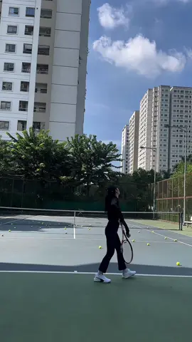 fall in love with your solitude. 🤷🏻‍♀️🎾 #tennisgirls #sports #tennisvideo #CapCut #fypシ゚ #tennistun 