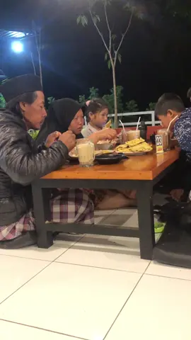 sehatt sehattt nghhh pak bukk mugii mugii njenengann diparingii rezeki engkang katahh aminnn, dongakkke nghhh pak buk mugii mugii anake njenengann nikiii sagett ngungahhnee derajatee njenegannn,doaaa terbaikkk untukkk kamuu bapaa ibu🤍🙏 #fyp  #foryou  #keluargabahagia  #foryuopage  #xybca @J A K F A R_ 