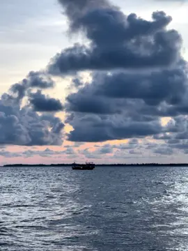 vì ai đã làm ướt bờ mi em, vì ai 1 lần nữa bỏ rơi em