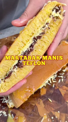 MARTABAK MANIS TEFLON🧈 emang ini video lama, biar jelasinnya detail dan ga gagal kalian. SABARR YA NONTONNYA😤 TONTON SAMPE ABIS GA🫵🏻 udah lah ini resep paten gua bikin berhasil terus😍🥰 INGET KUDU MAININ APINYA🔥 🔽RESEP🔽 MARTABAK MANIS BAHAN ADONAN: (jadi 1 ½ loyang) (400 gr adonan per loyang) 250 gr terigu protein sedang 320 ml air  1 butir kuning telur 75 gr gula ½ sdt vanila cair ¼ sdt garam ½ sdt baking powder 1/3 sdt baking soda 2 sdm gula untuk di tabur di adonan BAHAN MENTEGA: 30 gr unsalted butter 30 gr margarine 40 gr kental manis BAHAN ISI: Keju Coklas meses Kental manis - Mixer semua bahan selama 4-5 menit - WAJIB DIAMKAN adonan 1jam - Masak di telfon panas (tanpa di oles minyak) -  Kalo bubblenya udah keluar banyak, baru bisa di tutup tapi tidak rapat   Kecilin api,  Intinya bikin martabak, wajib mainin api di awal api sedang sampe bubblenya banyak keluar baru deh kecilin apinya. Jangan gosong ya!!