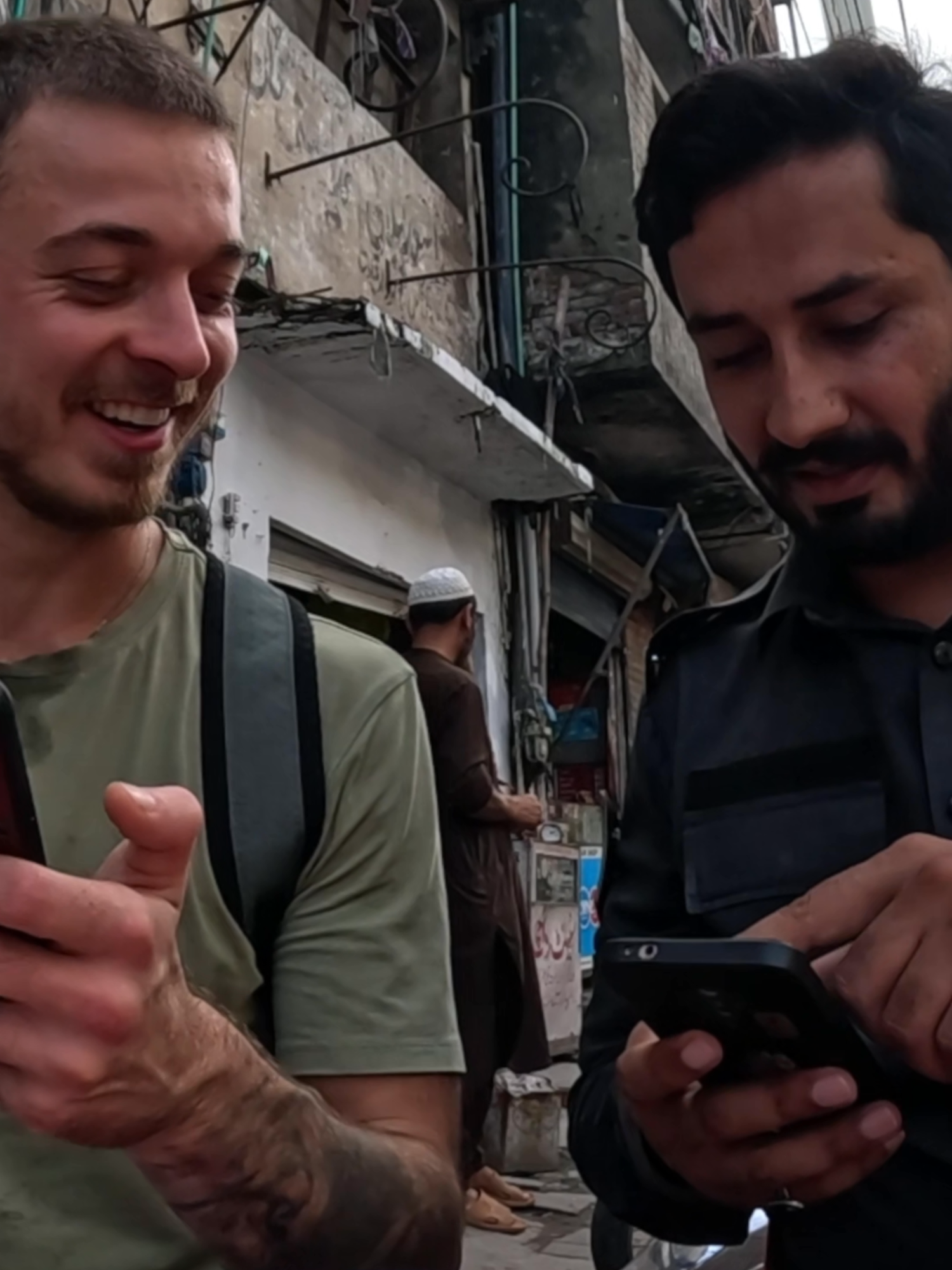 Not Your Typical Police Encounter... 👮‍♂️🇵🇰 #Lahore #Pakistan #TravelPakistan #Pakistanhospitality  #FYP #TravelVlog #viral