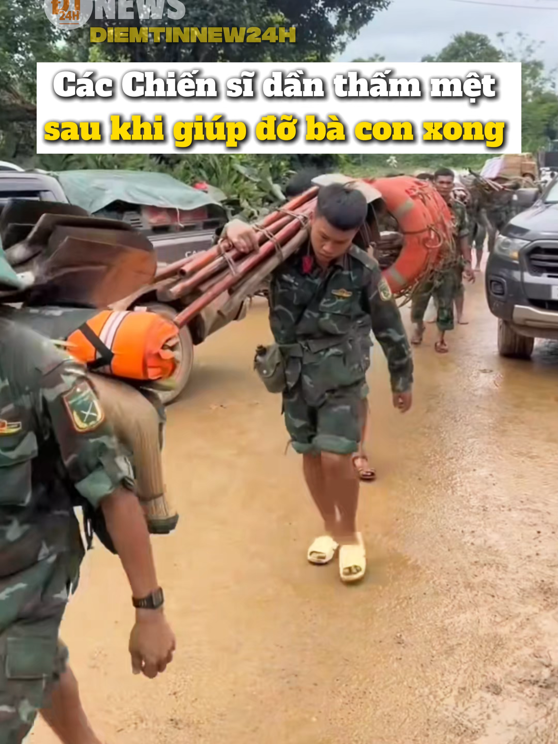 Bộ đội thấm mệt sau ngày dài giúp đỡ bà con khác phục sau cơn bão #diemtinnew24h #tiktoknews #baolu #cuocsong #bodoi