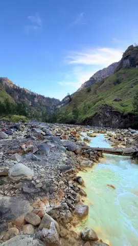 Aliran sungai dari danau segara anak di provok torean #SegaraAnak #DanauSegaraAnak #RinjaniLake #GunungRinjani #HiddenLake 