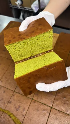 ふわふわの極上抹茶カステラ🍵 かすてらハーフ 抹茶 1200円 .烏骨鶏という希少卵を使用したふわふわのカステラで生地の中に宇治抹茶を入れて香り豊かで上品な味わいに😋 全国に発送可能で店舗のオンラインショップから購入することができます！ 🍚店名: pin・pur 住所: 岐阜県大垣市高屋町1丁目25-1 最寄駅:大垣駅から徒歩5分 営業時間:10:00〜17:00 定休日：日曜日 #岐阜グルメ#Japanesefood#tiktokfood