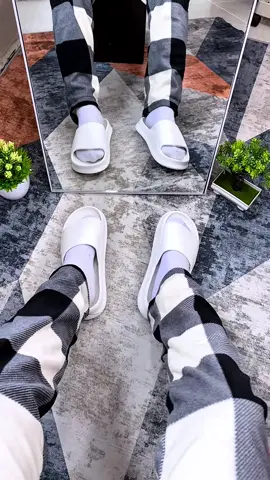 Putih menggoda😝#sendalviral #rekomendasisendal #sendalselop #sendalsloppria 