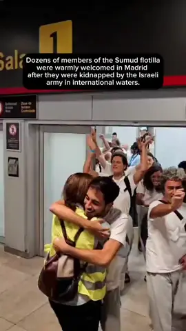 Allahuakbar!! Jadi itu lah baju penjara yang diberi oleh zionis eh 😭 Puluhan ahli Sumud Flotilla disambut dengan mesra di Madrid selepas mereka diculik oleh tentera Zionis di perairan antarabangsa. #sharERA Kredit gbsumudflotillaupdates