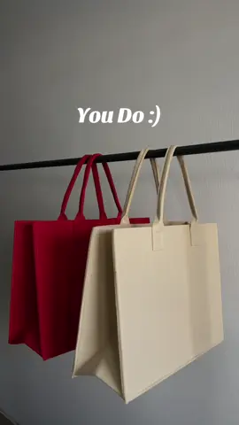 Why have one when you can have both?😁 Weekend bag available in Red & Khaki(without zip)  Price: N13,000 Size: 16 by 12 #lagosstyle #everydaytote #workbagessentials #aesthetictotebag #shopsmalllagos 