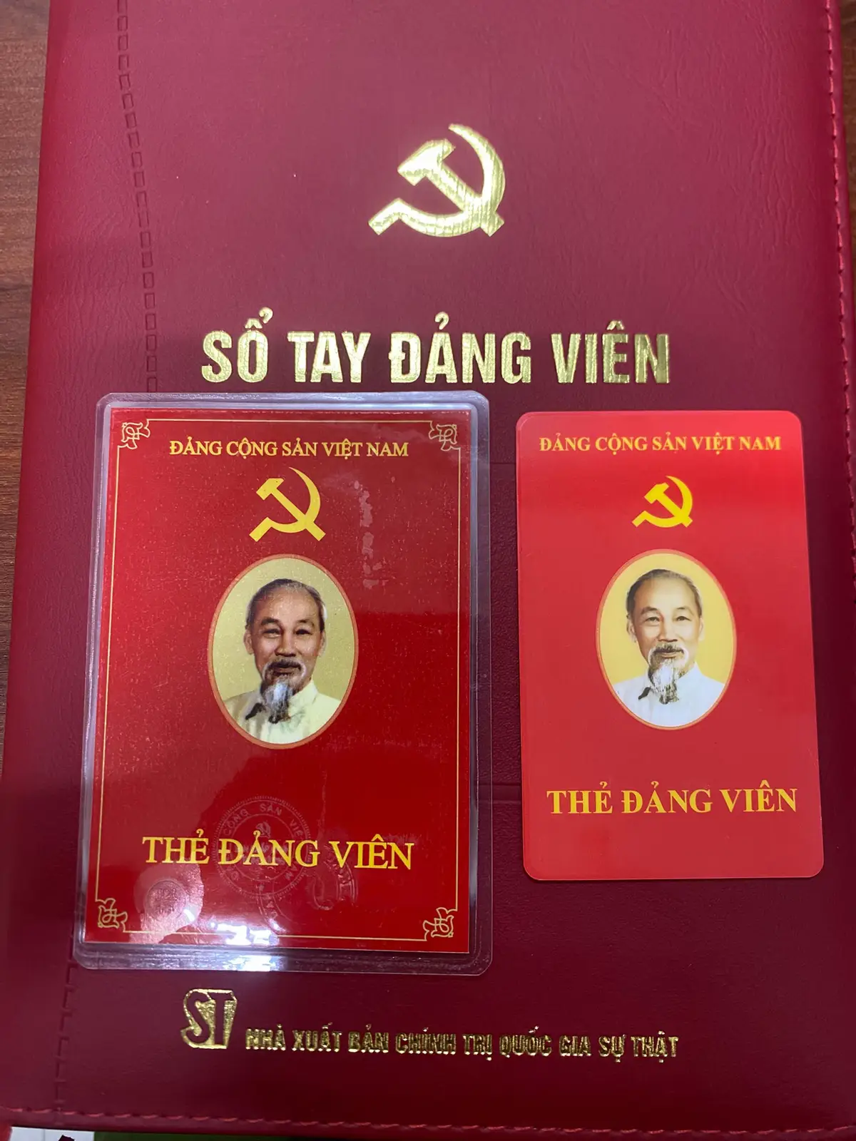 Làm hơn 1000 thẻ Đảng viên cho Đảng viên trong Đảng bộ, chụp rất nhiều ảnh có tâm mà lúc nhận  thẻ của mình thì😂😂 #thẻ #đảng #đảngcộngsảnviệtnam #quangvinh #muônnăm🇻🇳 