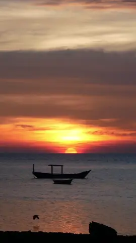 ternyata tak perlu jauh buat dpt sunrise secantik ini, Jakarta punya! #pari #pulaupari #kepulauanseribu #jakarta #pesonaindonesia 