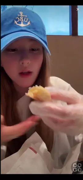 Ăn bánh cùng TLT 🫓🥧 P/s: Tư đang live bên Douyin nha mn #zhaolusi #zhaolusi_赵露思 #trieulotu #xuhuong #viral 