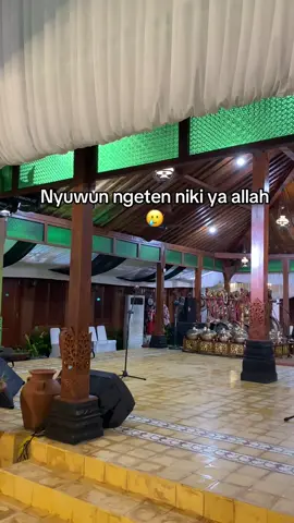 Saben sore ngombe teh karo cemilan gedang goreng ning ngarep pendopo sambil ngelaras behh 🫶🏻😭#xyzbca #jawapride #jointrend #pendopo 