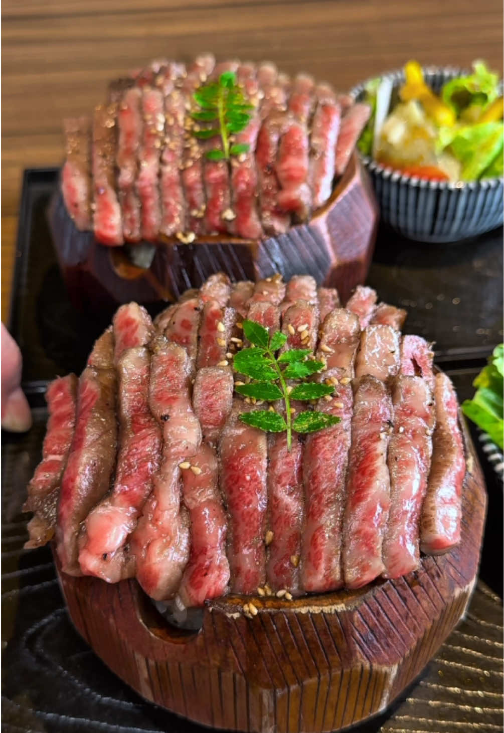 【岐阜県で肉まぶしを食べるなら！】 ⁡ 今回ご紹介するお店は岐阜県多治見市にある 古民家焼肉 古登里さんです🍖 注文したのは⬇️ 【銘柄牛ひつまぶし】3000円 【肉増し】1500円 ※サラダ・味噌汁付き ブランド牛のサーロインをレアで焼き上げて ご飯にたっぷり盛り付けた肉まぶしです！ 口の中でお肉がとろける！ そのまま食べても美味しいし 出汁をかけてさっぱり頂くのも最高でした！ 気になった方はぜひ行ってみてくださいね！ ⬇️お店の詳細は下に載ってるよ⬇️ 後で見返せるように保存ボタンを押してね🔖 ——————————————— 🍀店名 古民家焼肉 古登里 🏠住所 岐阜県多治見市宝町3-38  🍱注文したメニュー(税込価格) 【銘柄牛ひつまぶし】3000円 【肉増し】1500円 ⏰営業時間 11:00 - 14:00 17:00 - 22:00 🛌定休日 月曜日 📞電話番号 050-5872-7965 📕予約 予約可能 🚗駐車場 有り #japanfood 