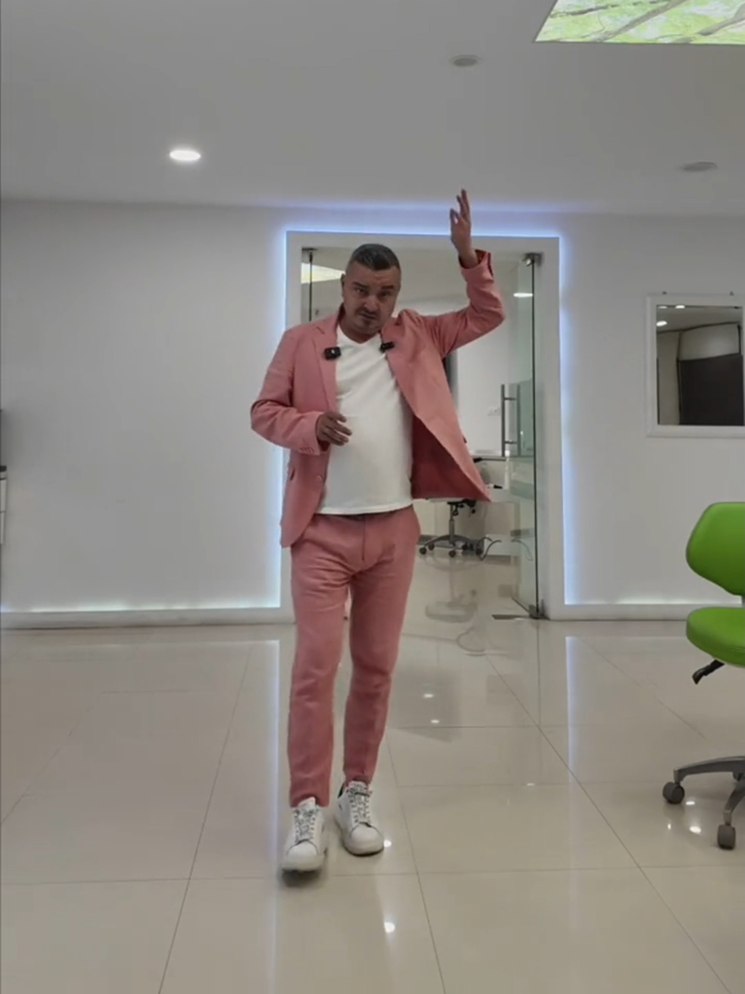 🦷 Cât durează o intervenție cu implanturi dentare la Denta Clinic? Mircea ne-a întrebat un lucru pe care ni-l spun mulți pacienți: „Cât durează să-mi pun implanturile?” ⏱️ Totul depinde de complexitatea cazului: 👉 2 implanturi – aproximativ 30-40 de minute 👉 6 implanturi – în jur de o oră 👉 o reabilitare totală cu 12 implanturi – 1,5 – 2 ore și jumătate, în funcție de particularitățile fiecărui pacient. 💙 La Denta Clinic, am creat un sistem complet, gândit pentru siguranță, confort și experiență pozitivă: 🏨 Pacientul este cazat la clinica noastră cu o zi înainte de intervenție, 🍽️ ne asigurăm că este odihnit, a mâncat bine și a discutat cu alți pacienți, ❄️ iar după intervenție, rămâne sub supraveghere medicală pentru a se reface în liniște și siguranță. Intervenția propriu-zisă poate dura doar câteva ore, dar pregătirea atentă face diferența. De la analizele de sânge, la radiografie și CT, până la planul de tratament personalizat – totul este realizat la standarde de spital, într-un singur loc. ✅ Pentru noi, nu contează doar timpul intervenției, ci cum te simți înainte, în timpul și după tratament. Pentru că fiecare pas contează. 🔗 Linkuri utile: 📲 Descarcă Aplicația Denta Suport (iOS & Android): dentasuport.ro 💬 Grup pacienți: facebook.com/groups/240577866975450 🎥 Testimoniale: shorturl.at/iCp4M 🌐 Resurse complete: linktr.ee/dentaclinic.vl 📍 Denta Clinic – Calea București 193A, Râmnicu Vâlcea 📞 WhatsApp: +40 761 233 220 #DentaClinic #ImplanturiDentare #FaraDurere #ReabilitareTotala #ZambetNou #PacientiFericiti #SanatateDentara #Romania #Germania