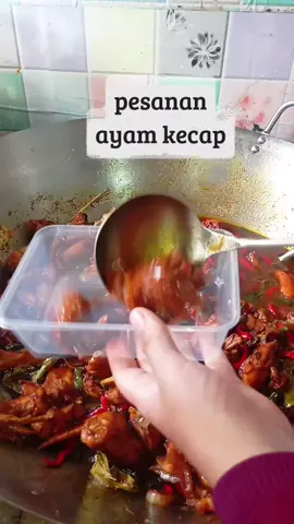 hari ini masak ayam. kecap untuk pesanan di dapur aku #masakanrumahan #fyp #olahandapur #dapuritoh #masakanrumaha 
