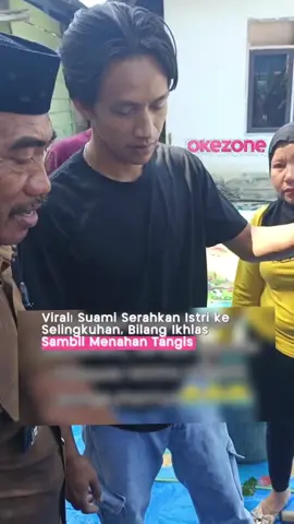 Viral video seorang pria menyerahkan istrinya kepada selingkuhan sang istri. Serah terima dilakukan dengan tradisi adat Tolaki. “Kuserahkan istriku ke kau ya, kau jaga baik-baik, nikahilah dia dengan tanggung jawab lahir dan batin,” ujarnya dalam rekaman tersebut. Momen itu diduga terjadi di salah satu daerah di Sulawesi Tenggara. Adapun dalam prosesi tersebut, pihak selingkuhan menyerahkan beberapa bentuk “denda adat” yang terdiri dari seekor sapi, kaci (alat simbolis penghormatan adat), ta’awu (perlengkapan tradisional), serta uang tunai sebesar Rp5 juta. Penyerahan itu menandakan penyelesaian secara adat dan menutup permasalahan rumah tangga agar tidak berujung pada konflik atau balas dendam. Menurut sejumlah penjelasan dari masyarakat Tolaki, terdapat tradisi lama yang disebut “mosonggi” atau “mosalaki”, di mana suami yang mengetahui istrinya berselingkuh dapat memilih untuk menyerahkan sang istri kepada selingkuhannya secara terbuka.  Namun, tradisi ini tidak lagi banyak dipraktikkan dan sebagian besar masyarakat Tolaki modern menilai hal tersebut sudah tidak relevan dengan nilai-nilai masa kini. #okezonewomen #okezone 