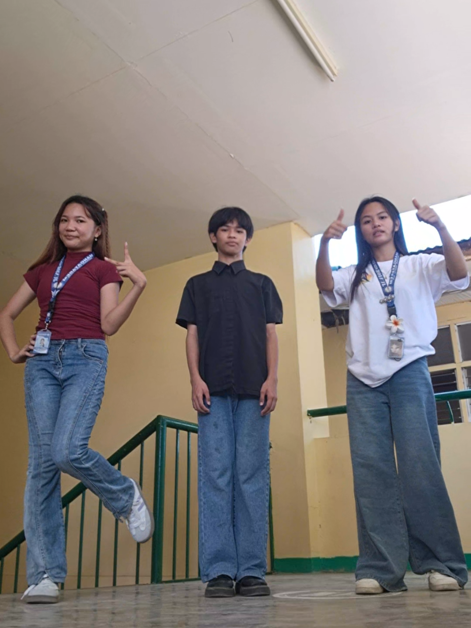 mas oa talaga yang lalaking yan sa'min, nilagay lang sa gitna HAHAHAHAHHAHA #trend #friends #dancetrend 