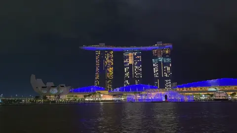 晚上在克拉码头坐船～建议一定要晚上去坐，从酒店出发～沿着河边散步，会快就可以到达克拉码头，在这里上船～乘船夜游新加坡最热闹繁华的Marina Bay，一路上鱼尾狮的喷泉、金沙酒店、摩天轮#抖音小助手 