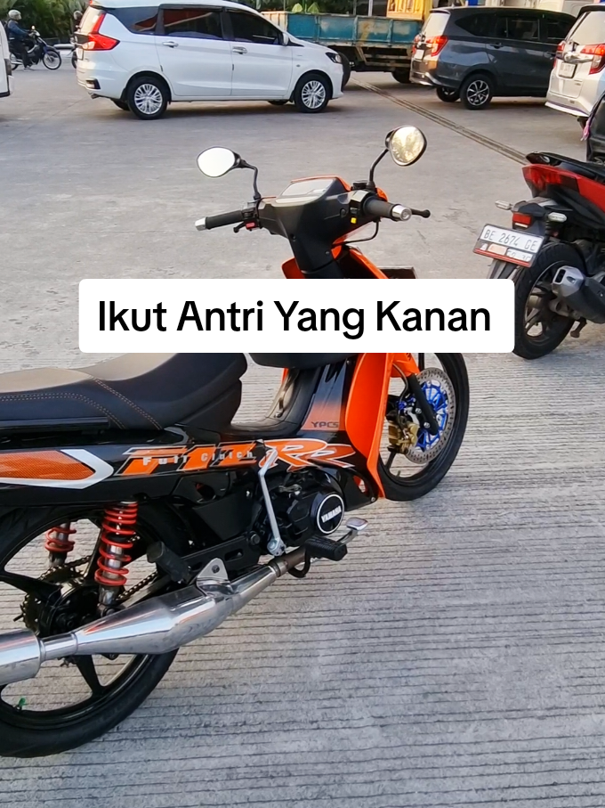 sabar mengantri 😁🙌🏻 #🦆 #fizr_2stroke #jogja #f1zr_indonesia #motorbike #sunset #orange #bbm 