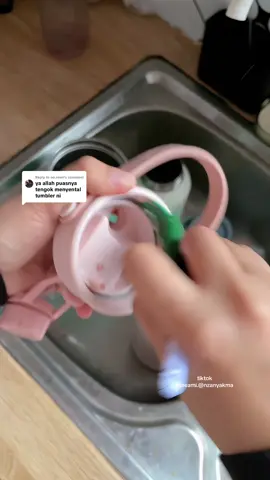 Replying to @no.neen part paling besttt deep cleaning macam ni kan 🤭 puas hati bila dapat cuci celah celah tuuu 😍 #cleaningbrush #cleaningtumbler #tumblerbrush #cucitumbler #tumblercleaningbrush 