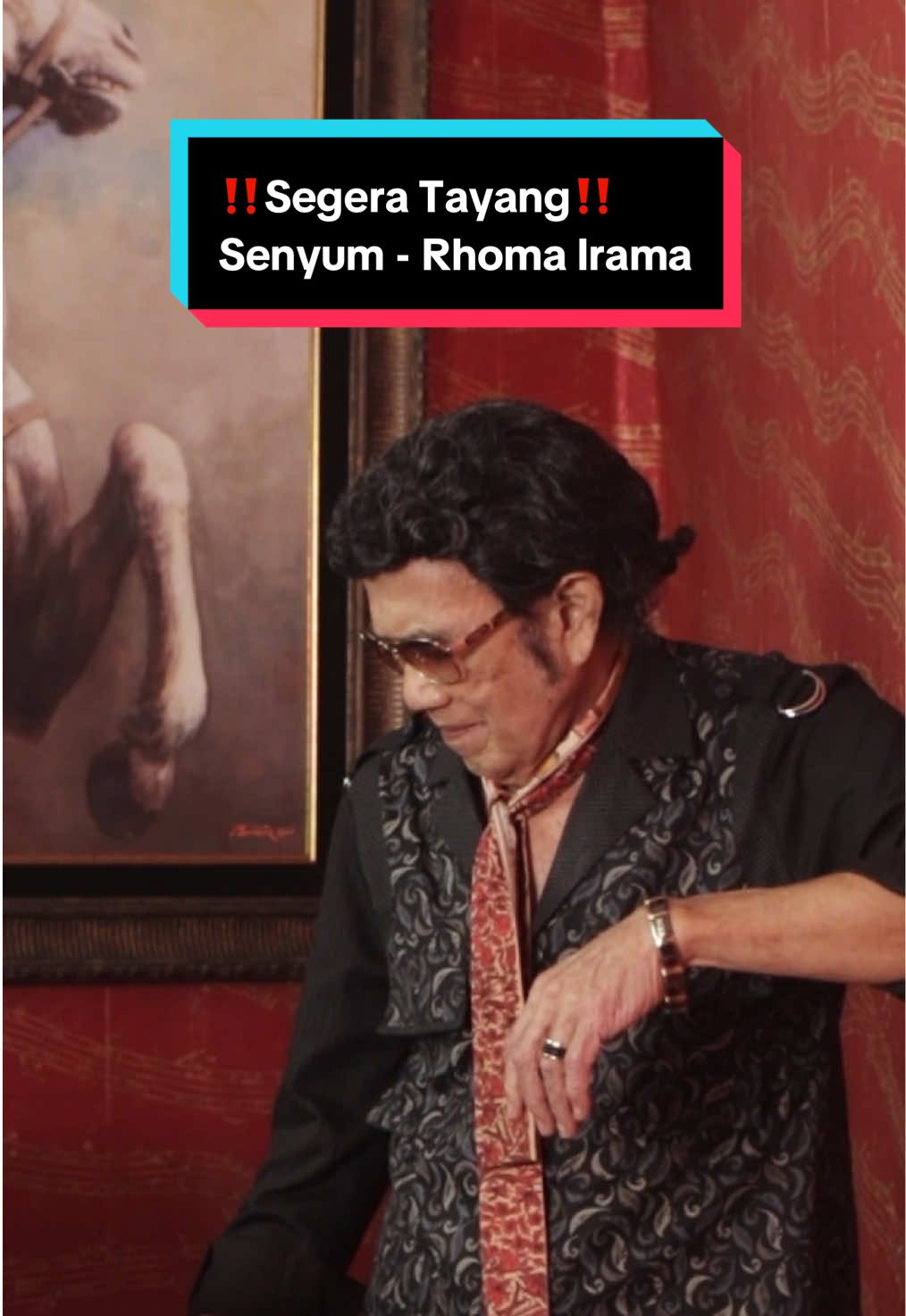 Senyum tersenyumlah kala kau berjumpa dengan~ Baru sepenggal lagu aja udah candu gini😌Hj Rhoma Irama emang ga pernah gagal kalau ciptain lagu🔥 Siapa yang penasaran sama full nya?🙌🏻 Stay Tuned yaa mimin bakalan spill bagian lain🤫❤️‍🔥 #musikditiktok #rhomairamalagubaru #rhomairamasenyum #senyum #rhomairamarilislagu