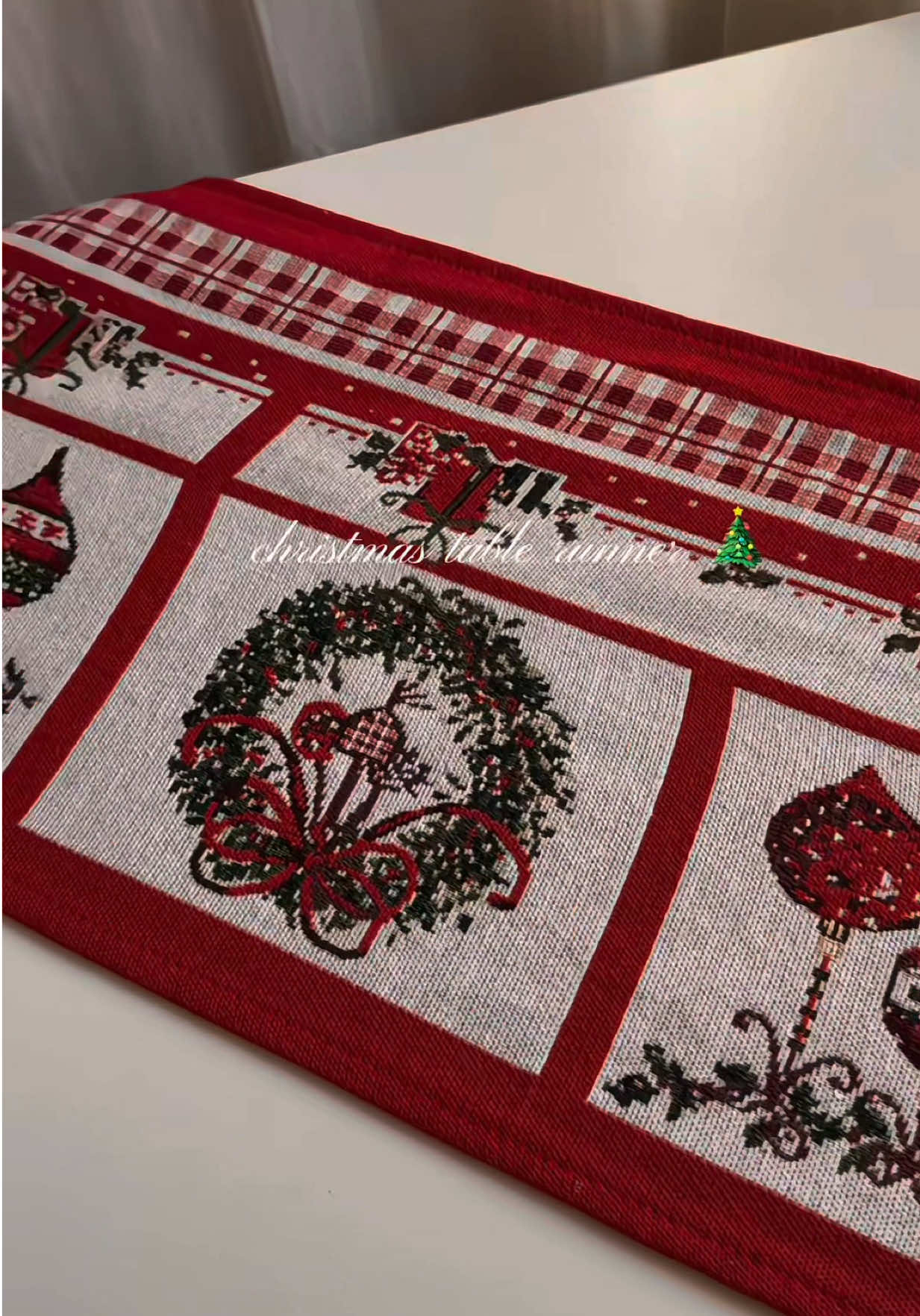 Christmas table runner 🎄✨ #tablerunner #christmasdecor #tablesetting #tabletop #christmasrunner 