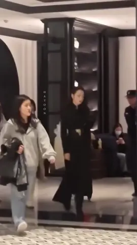 كنها تمشي على ارض ازيان الحالها 🖤.      #fyppppppppppppppppppppppp #cdrama#اكسبلورexplore #dilraba #fyp #