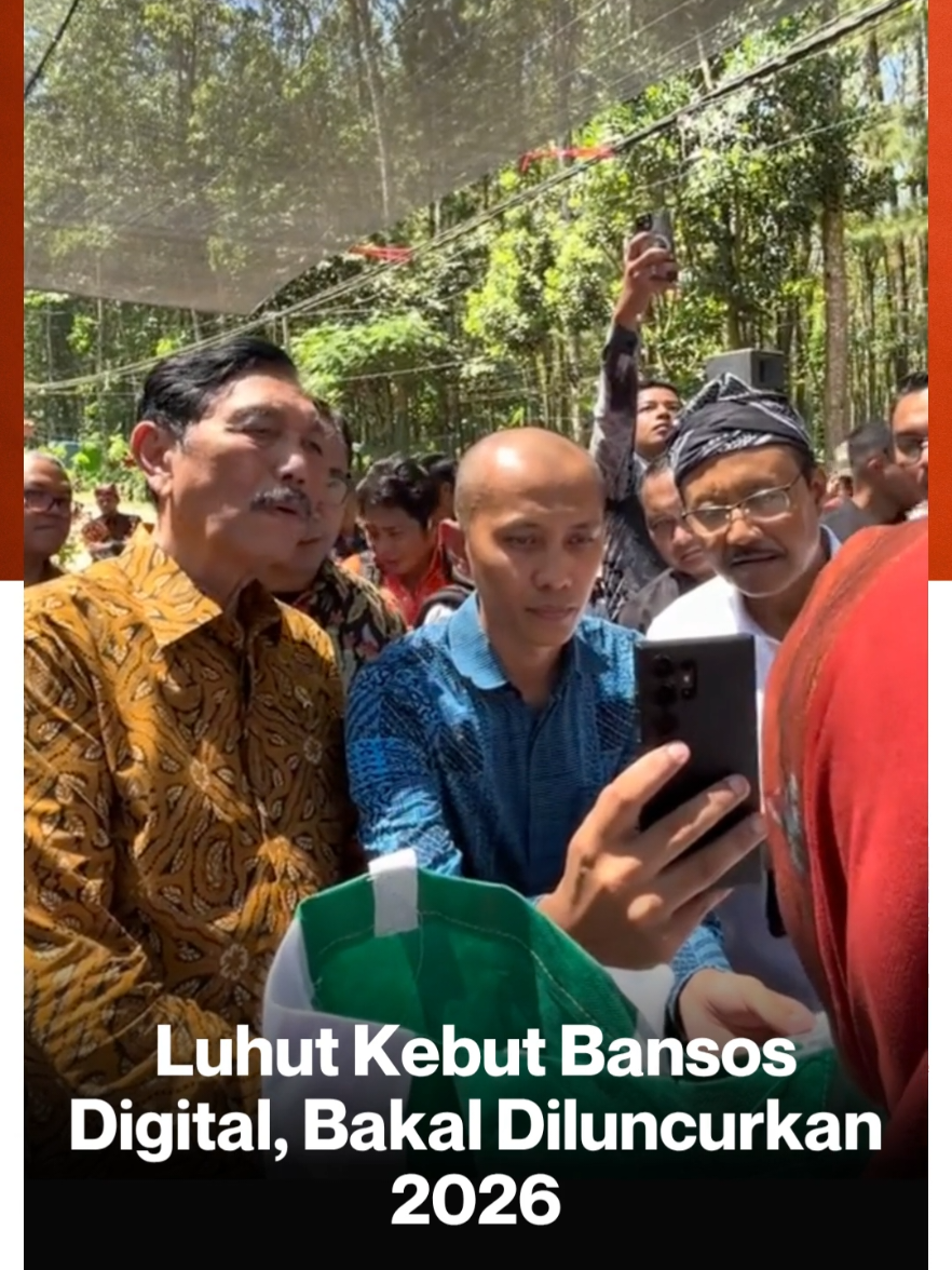 Pemerintah tengah bersiap mempercepat transformasi digital dalam penyaluran bantuan sosial (bansos). Ketua Dewan Ekonomi Nasional (DEN) Luhut Binsar Pandjaitan memastikan, sistem bansos digital akan segera diluncurkan secara nasional sekitar bulan Februari dan/atau hingga April 2026. Dikatakan Luhut dalam konferensi pers di kantornya, Jakarta, Jumat (3/10/2025). Dalam uji coba di Banyuwangi, Luhut mengaku puas dengan hasilnya. Sistem digital berbasis face recognition (pengenalan wajah) dan verifikasi Nomor Induk Kependudukan (NIK) dinilai mampu menutup celah manipulasi penerima bansos. Menurut Luhut, penerapan sistem ini akan menghapus praktik lama di mana penyaluran bansos bisa dipolitisasi oleh aparat desa. Luhut menambahkan, data integrasi kependudukan saat ini sudah berjalan dan dilaporkan ke Presiden Prabowo Subianto. Jika semua tahap uji coba sukses, bansos digital akan diadakan serentak tahun depan. Ia menegaskan, digitalisasi bansos adalah keinginan Presiden Prabowo untuk menciptakan efisiensi dan meminimalisir praktik korupsi. Sumber : CNBC Indonesia Aset : TT/@kemensosri, TT/@banyuwangivibess #AyoNobarBTV #luhut #kebut #bansosdigital #bakaldiluncurkan2026