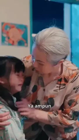 Ketika ibunya meninggal, Ayah dan Pamannya menolak merawatnya. Zahra kecil diadopsi oleh keluarga terkaya. Hidupnya kini berubah bahagia dan penuh kasih sayang. Zahra si anak ajaib pembawa keberuntungan, tonton cerita lucunya di link bio aku guys.. #masukberanda #shortmovie  #drachin #douyin #drakor 