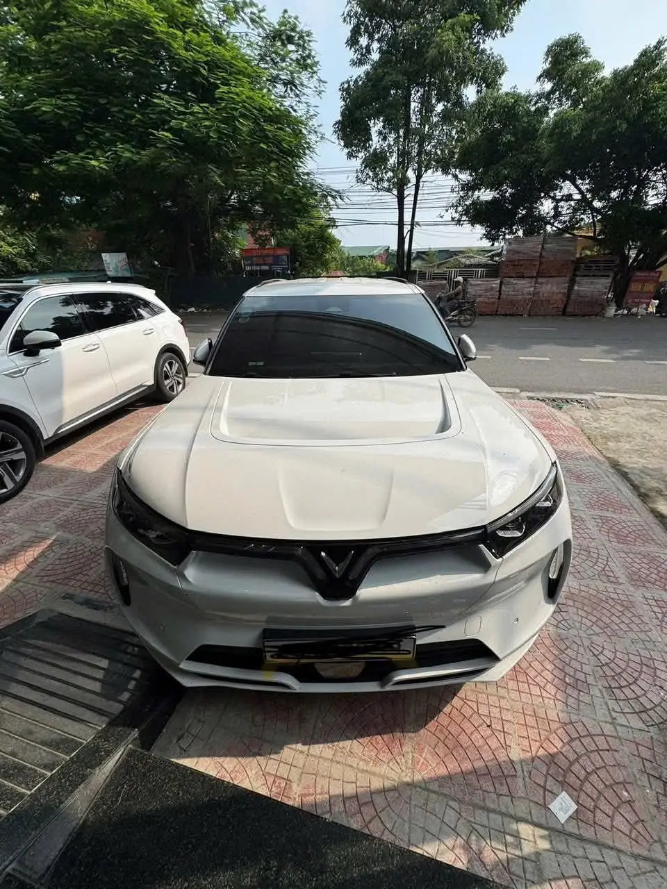 #VF9 plus vin 24 trắng nội thất nâu trần thép - Odo chưa tới 3500km - Full phụ kiện, xe như mới bác nào cần ib em nhé - #1ty299