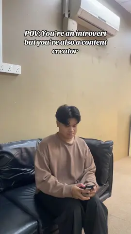 Kena pasang social battery sebelum start shooting. Siapa sama? 🙋‍♂️🙋‍♀️ #IntrovertLife #ContentCreator #POV #SocialBattery #WorkMode   